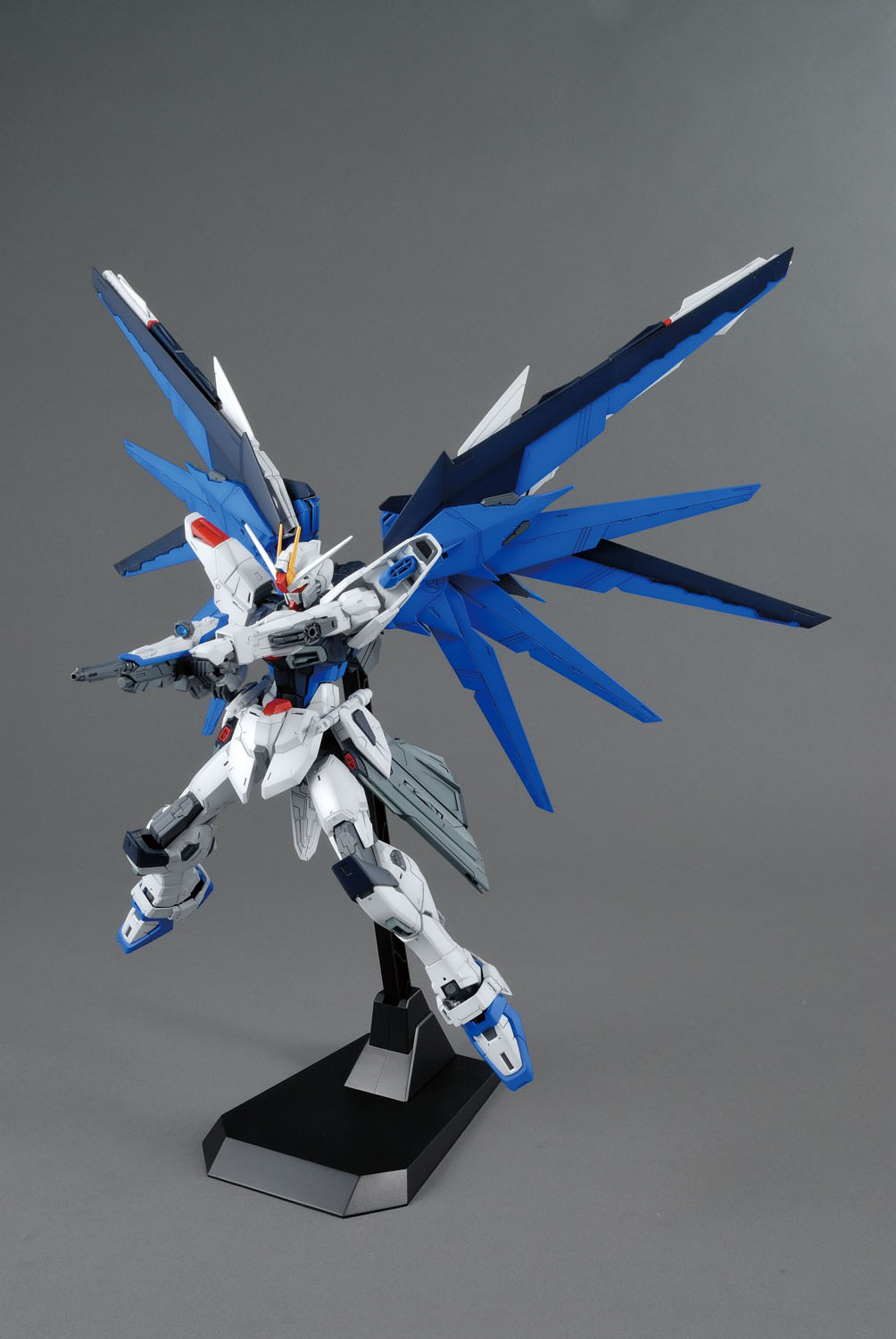 1/100 MG Freedom Gundam Ver.2.0 - Artrovo Gundam