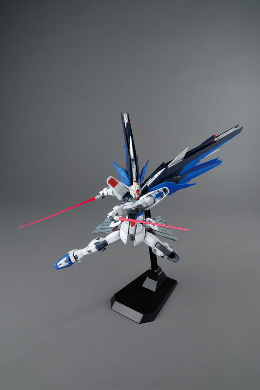 1/100 MG Freedom Gundam Ver.2.0 - Artrovo Gundam