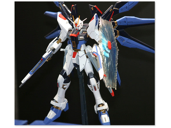 1/100 MG Strike Freedom Gundam - Artrovo Gundam