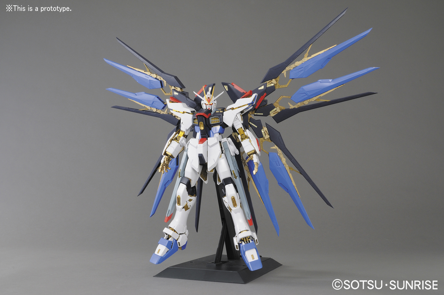 1/60 Perfect Grade Strike Freedom Gundam - Artrovo Gundam