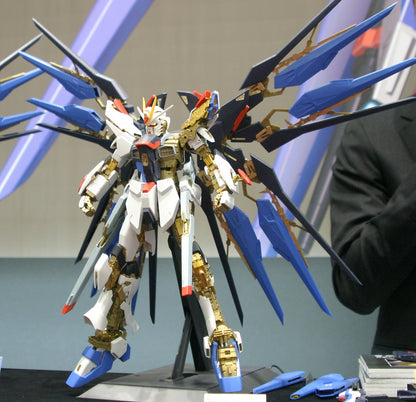 1/60 Perfect Grade Strike Freedom Gundam - Artrovo Gundam