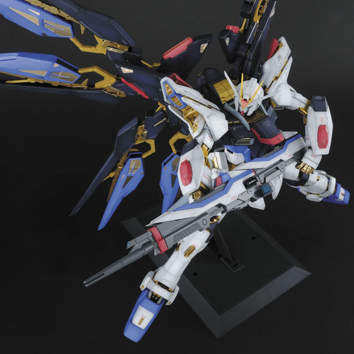 1/60 Perfect Grade Strike Freedom Gundam - Artrovo Gundam