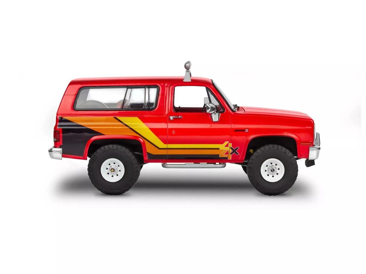 Revell 1/24 85 Gmc Jimmy 4x4 High Roller Model Kit — official product photo 3