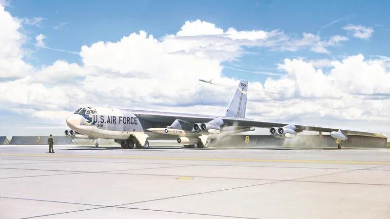 Italeri 1/72 B-52G Early W Hound Dog Missles Model Kit — official product photo 1