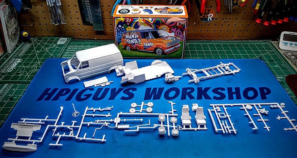 AMT 1/25 1977 Ford Custom Van Fanta Model Kit — official product photo 6