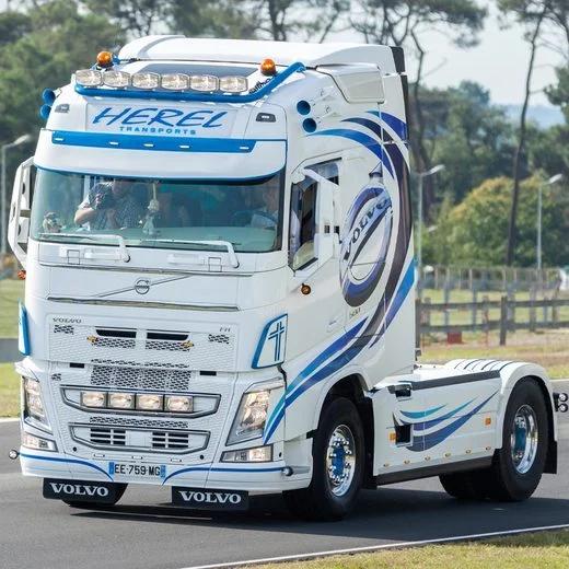 Italeri 1/24 Volvo Fh 4 Globetrottermed Roof Model Kit — box art