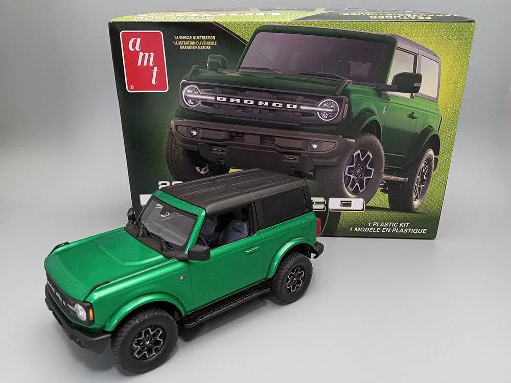 AMT 1/25 2023 Ford Bronco Outer Banks Model Kit — official product photo 2