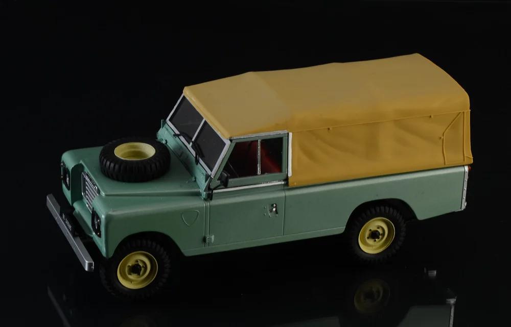 Italeri 1/24 Land Rover 109 Lwb Model Kit — official product photo 5