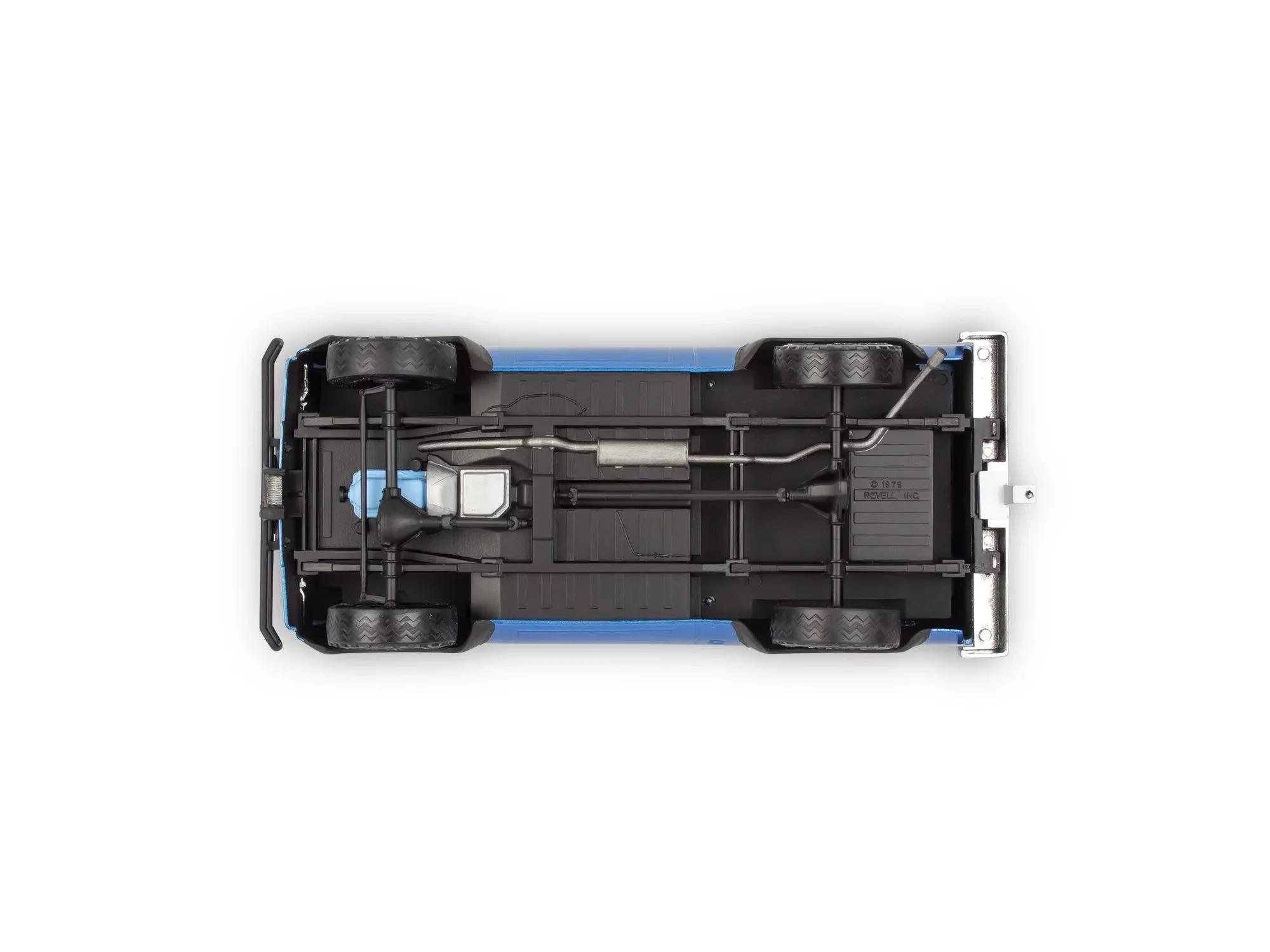 Revell 1/24 78 Chevy 4x4 W Virage Trailer Model Kit — official product photo 3