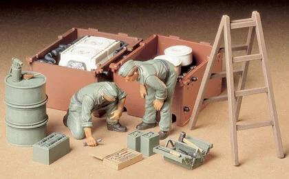 Tamiya 1/35 German Tank Engine Crew Model Kit — box art