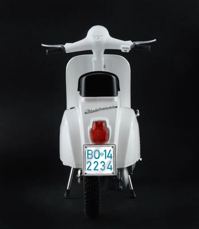 Italeri Vespa 125 Primavera 1 9 Model Kit — official product photo 5