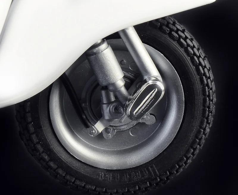 Italeri Vespa 125 Primavera 1 9 Model Kit — official product photo 6