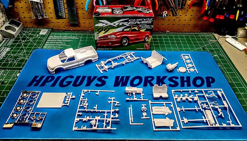 AMT 1/25 S-10 1999 Chevy Xtreme Pickup Model Kit — official product photo 3