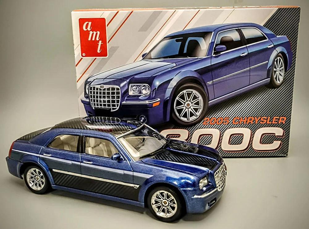 AMT 1/25 2005 Chrysler 300c Model Kit — official product photo 2