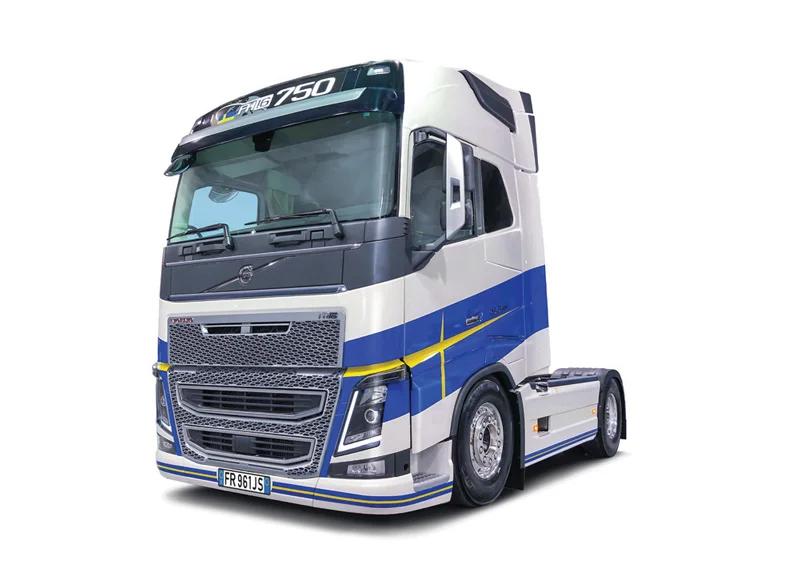 Italeri 1/24 Volvo Fh16 Medium Roof — official product photo 1