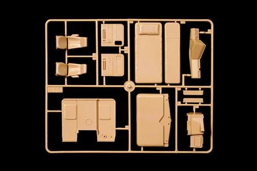 Italeri 1/24 Freightliner Flc Model Kit — official product photo 6
