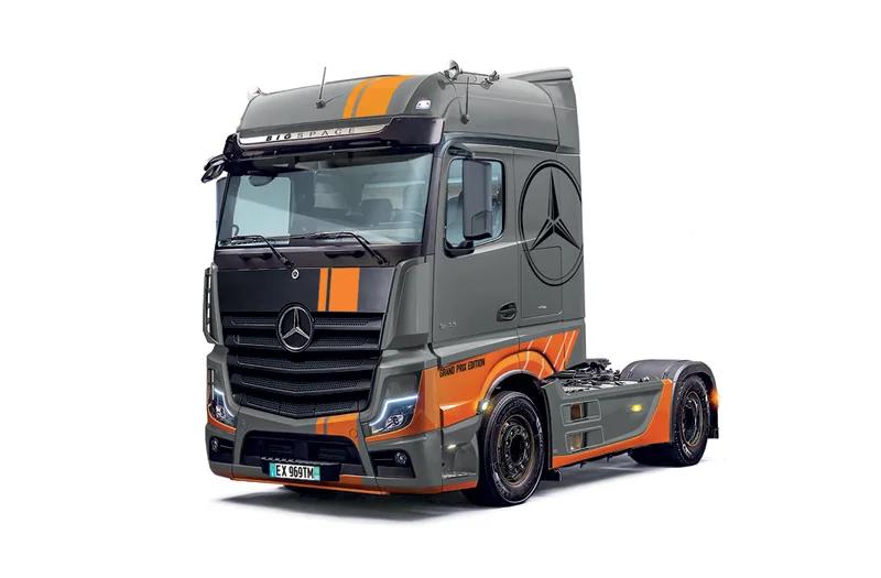 Italeri 1/24 Mb Actros Mp4 Big Space Grand Prix Model Kit — official product photo 1