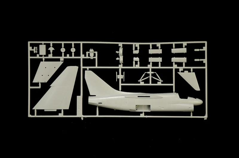 Italeri A7e Corsairii Attack Arcrft 72 Model Kit — official product photo 4