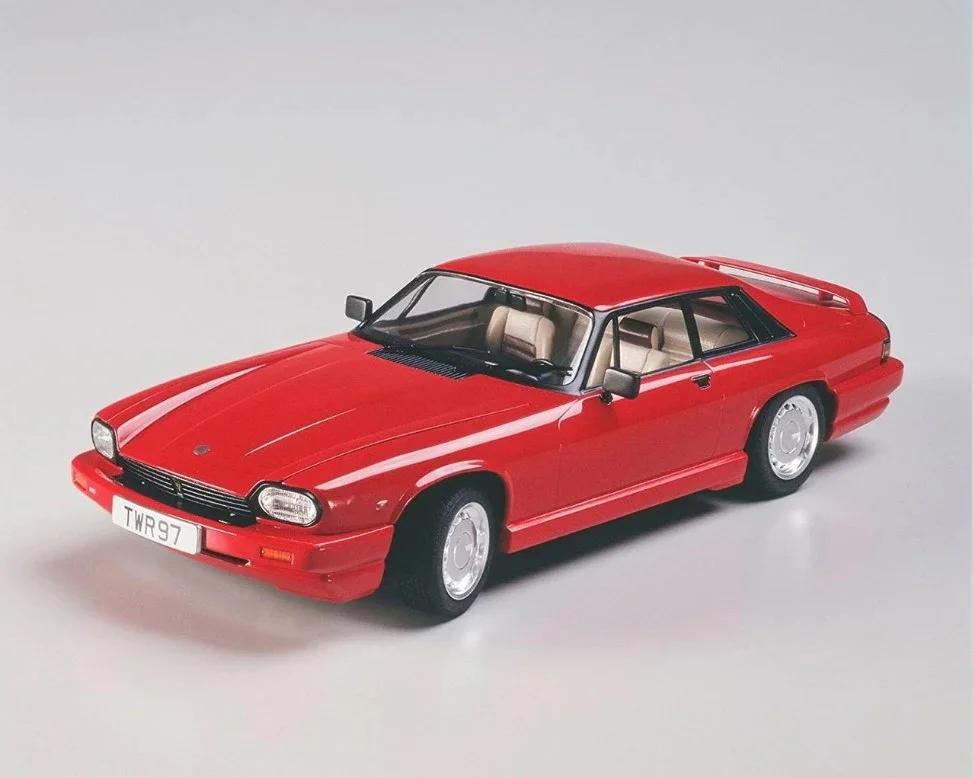 Hasegawa 1/24 XJ-S Jaguar Twr Sports W Figure Model Kit — box art