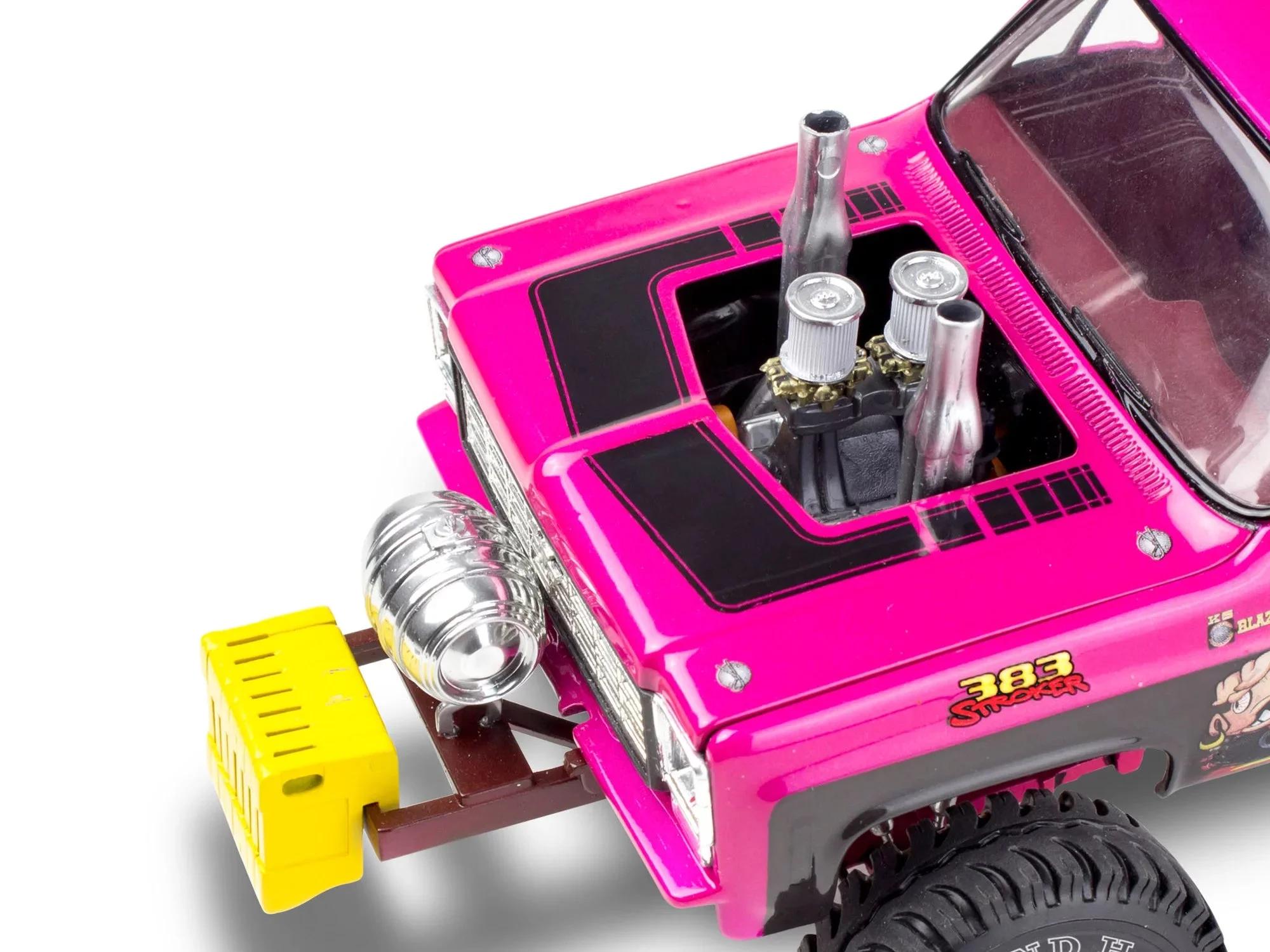 Revell 1/24 78 Chevy Blazer Pulldozer Model Kit — official product photo 4