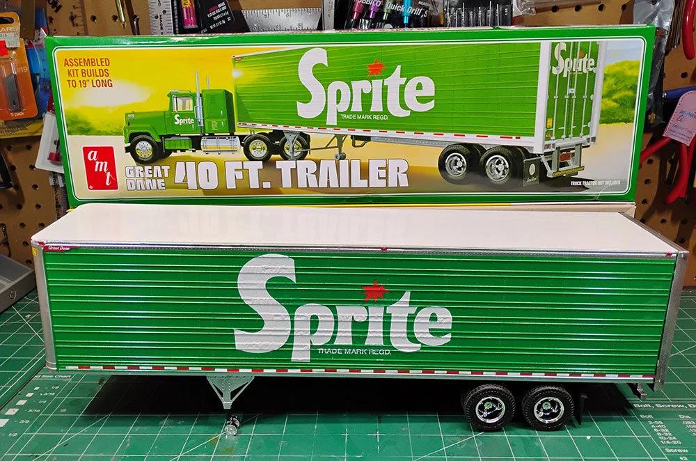 AMT 1/25 Great Dane 40trailer Sprite Model Kit — official product photo 2
