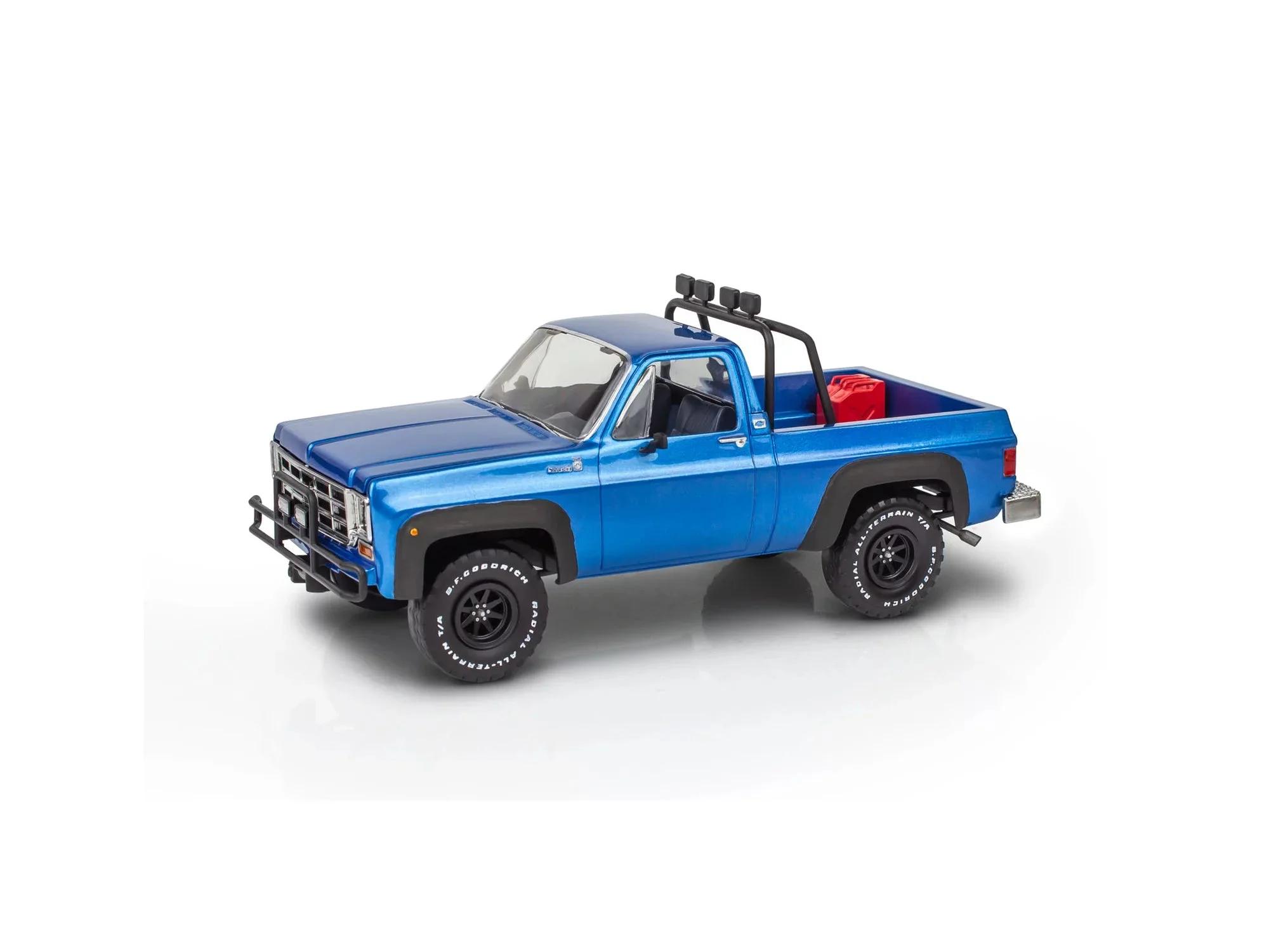 Revell 1/24 78 Chevy 4x4 W Virage Trailer Model Kit — official product photo 2