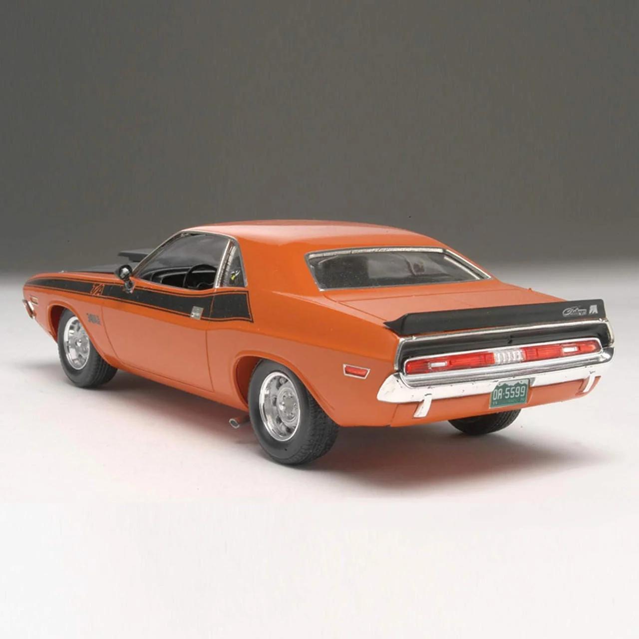 Revell 1/24 70 Dodge Challenger 2n1 Model Kit — official product photo 5