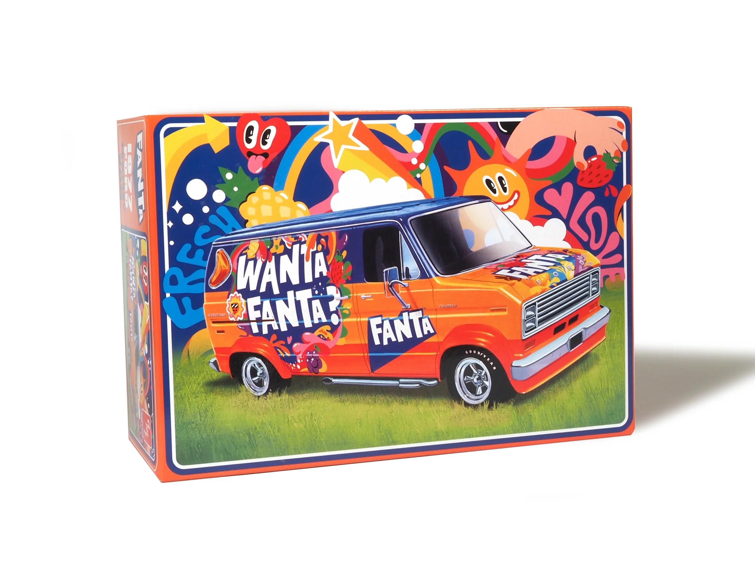 AMT 1/25 1977 Ford Custom Van Fanta Model Kit — official product photo 1