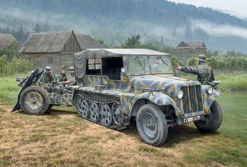 Italeri 1/35 SD Kfz 10 Demag W Le Ig18 Model Kit — box art