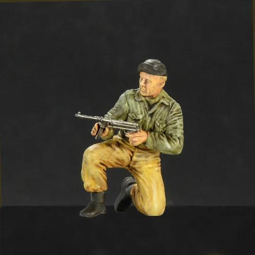 Italeri 1/35 Partisans Model Kit — official product photo 5