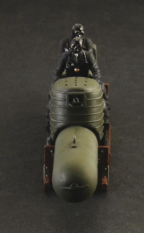 Italeri 1/35 Maiale Crew Model Kit — official product photo 5