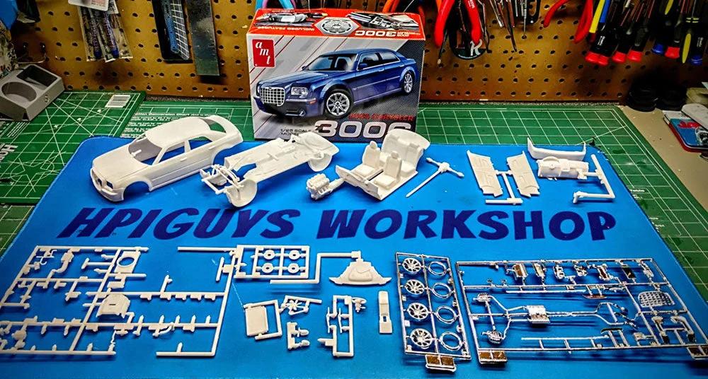 AMT 1/25 2005 Chrysler 300c Model Kit — official product photo 5