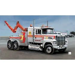 Italeri 1/24 U S Wrecker Truck Model Kit — box art