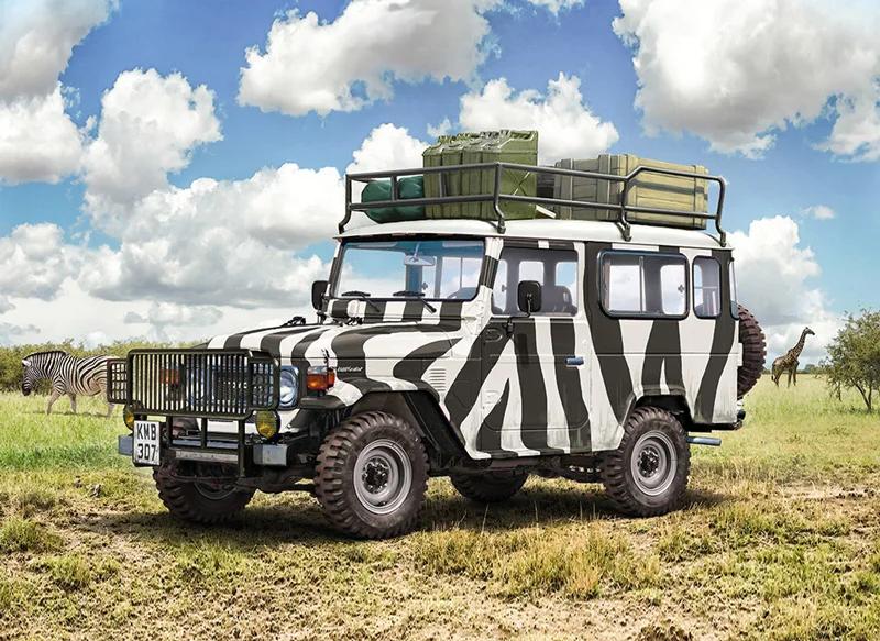 Italeri 1/24 Toyota Land Cruiser Safari Model Kit — official product photo 1