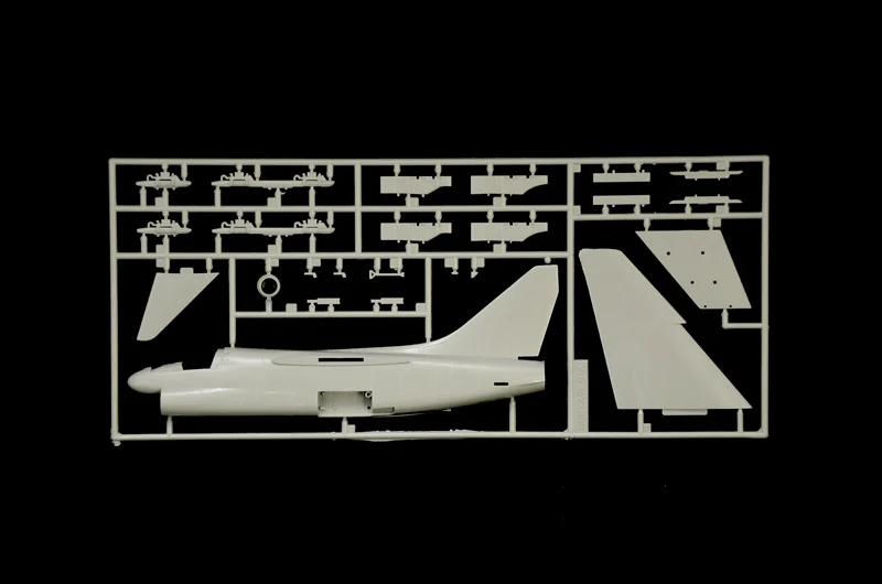 Italeri A7e Corsairii Attack Arcrft 72 Model Kit — official product photo 3