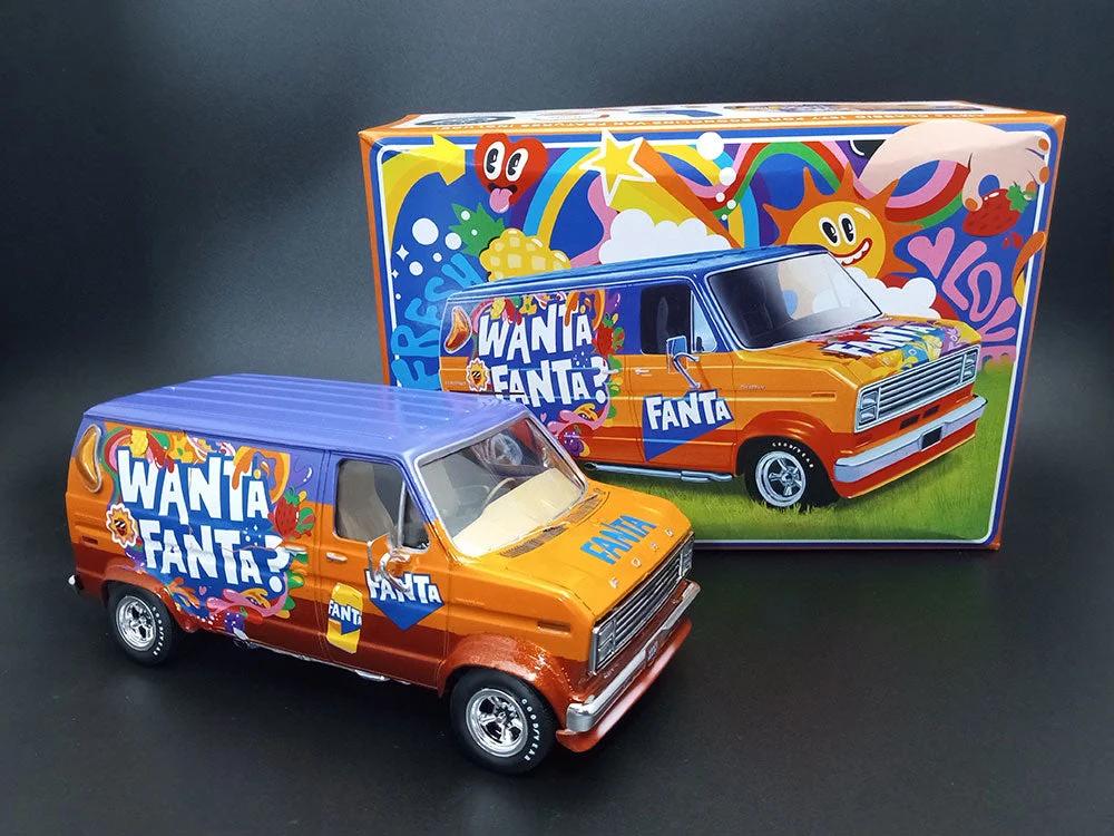 AMT 1/25 1977 Ford Custom Van Fanta Model Kit — official product photo 2