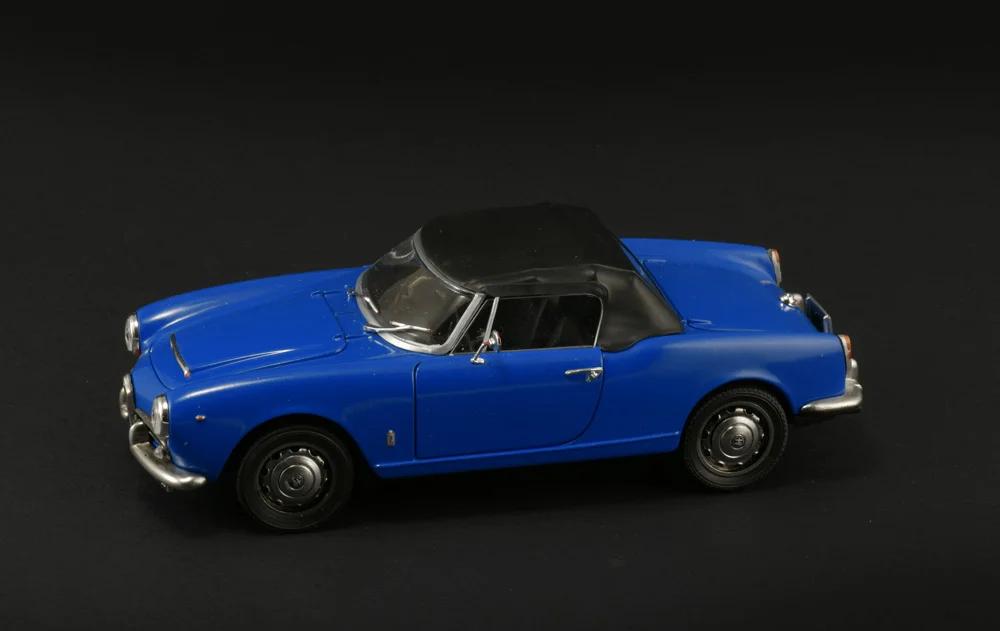 Italeri 1/24 Alfa Romeo Giulia 1600 Spider Model Kit — official product photo 4