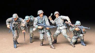 Tamiya 1/35 German Front Line Inf Model Kit — box art
