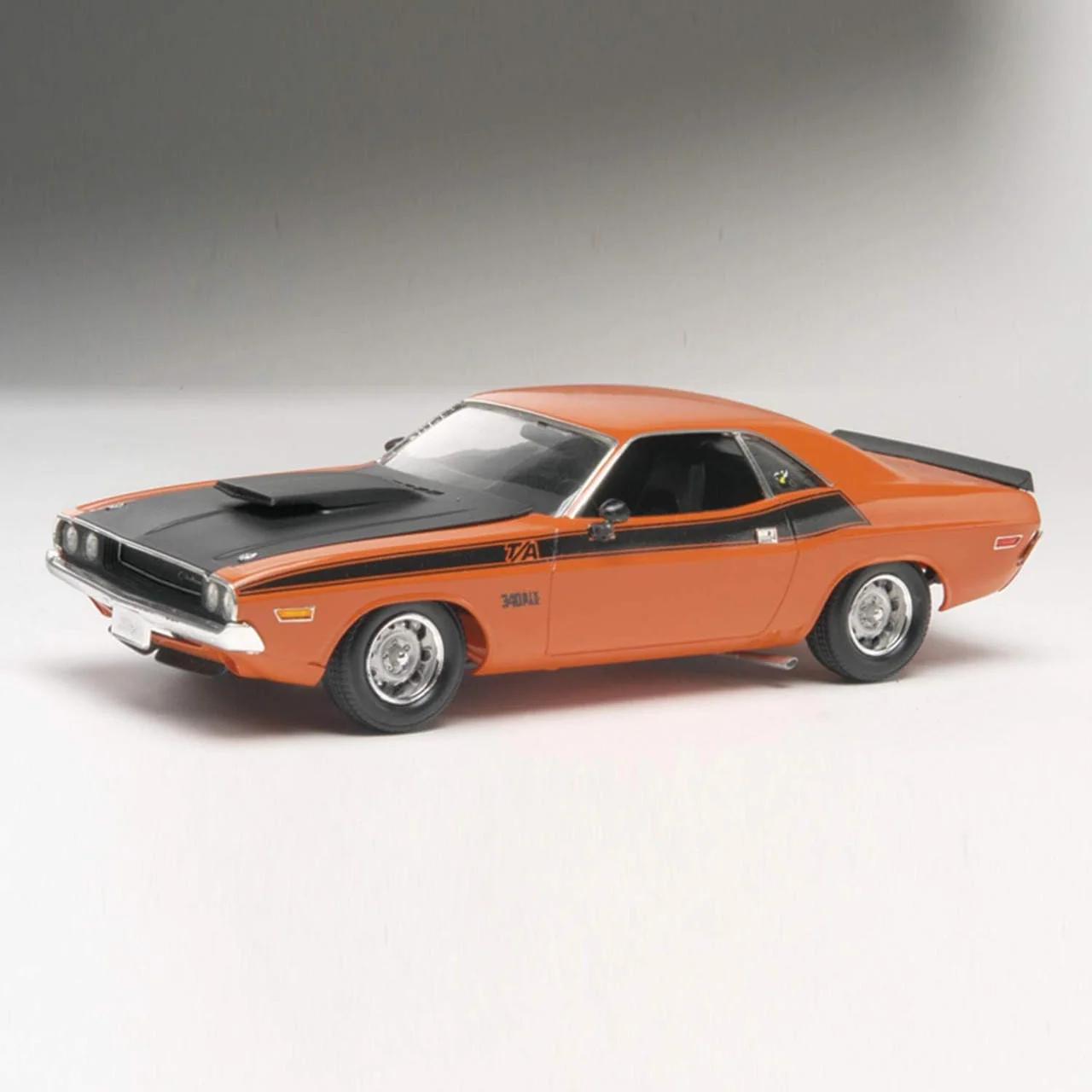 Revell 1/24 70 Dodge Challenger 2n1 Model Kit — official product photo 4