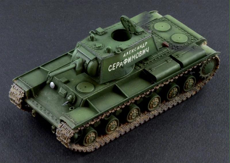 Italeri 1/56 Kv1 Kv2 Tank W Driver Model Kit — official product photo 6