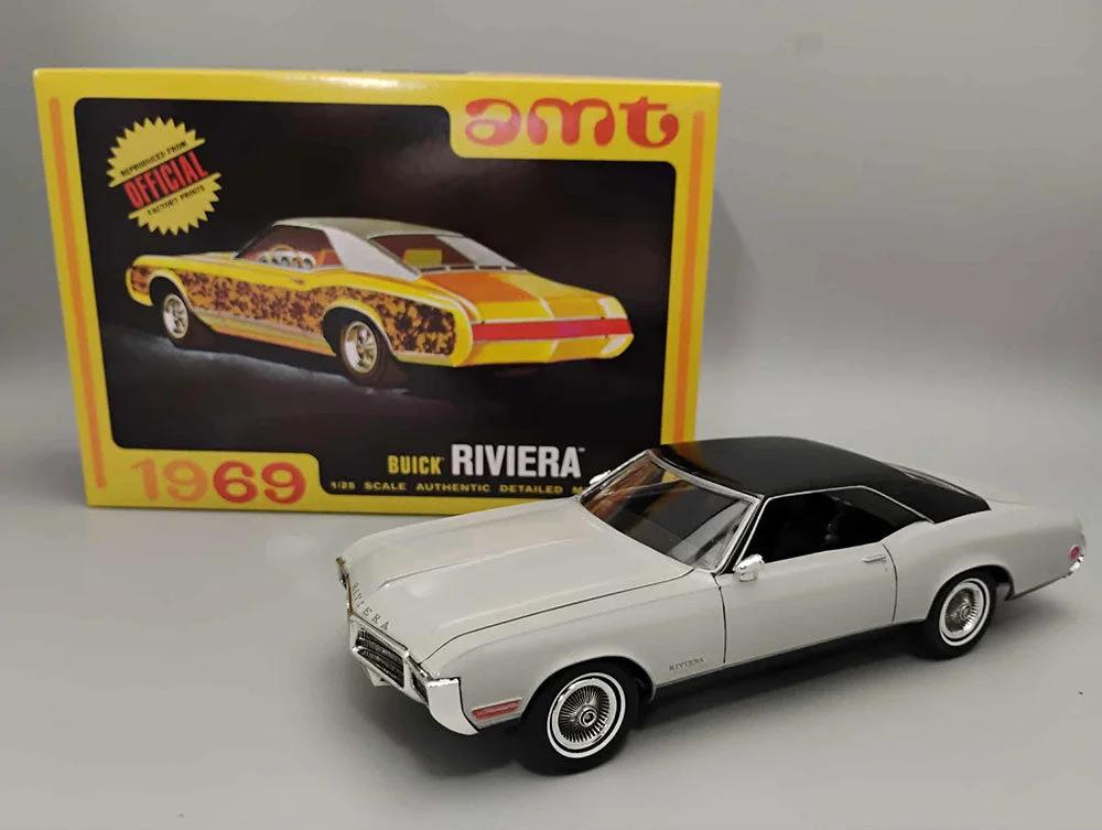 AMT 1/25 1969 Buick Riviera Model Kit — official product photo 2