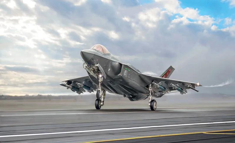 Italeri 1/48 F-35A Lightning Iibeast Mode Model Kit — official product photo 1