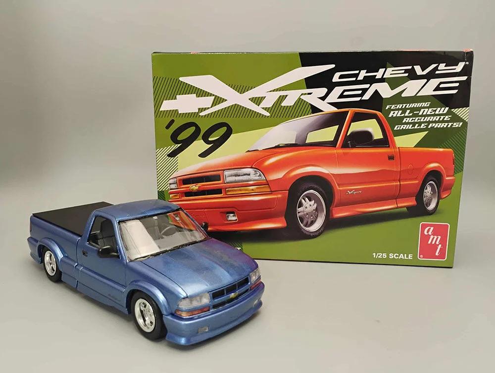 AMT 1/25 S-10 1999 Chevy Xtreme Pickup Model Kit — official product photo 2