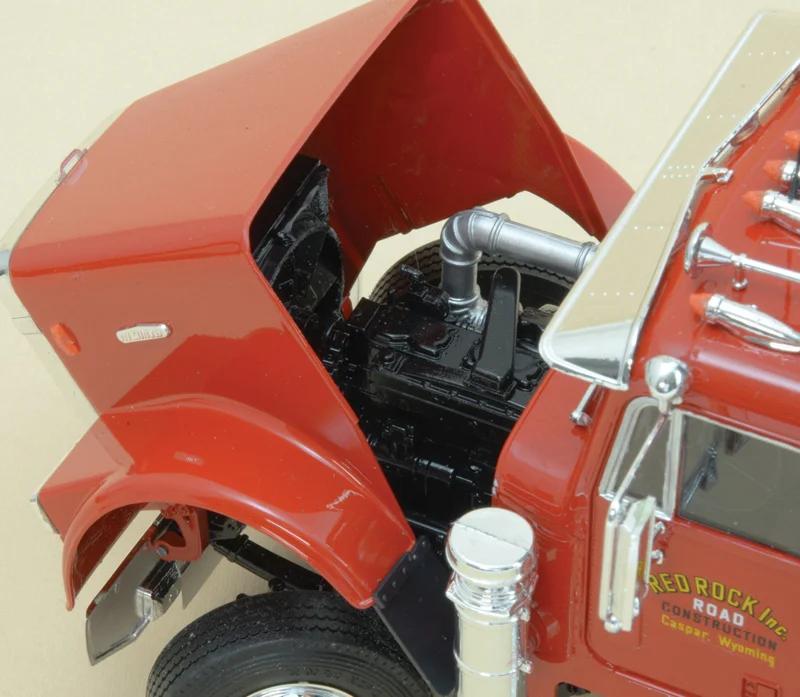 Italeri 1/24 Freightliner Heavy Dumper Truck Model Kit — official product photo 4