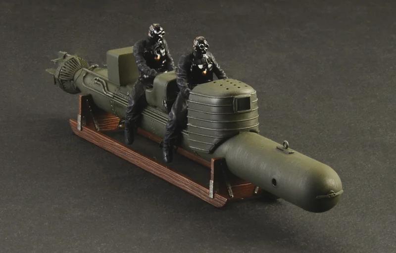 Italeri 1/35 Maiale Crew Model Kit — official product photo 6