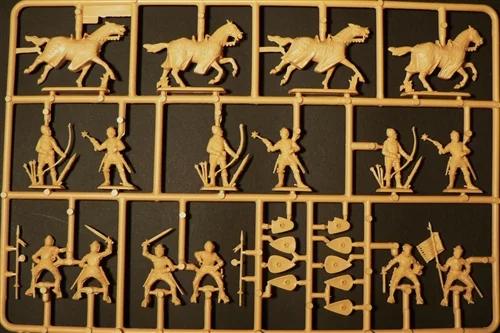 Italeri 1/72 100 Yrs War Eng Knights Model Kit — official product photo 3