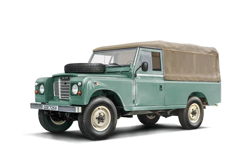 Italeri 1/24 Land Rover 109 Lwb Model Kit — official product photo 1