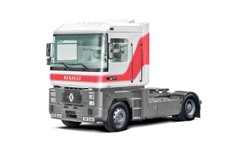 Italeri 1/24 Renault Ae500 Magnum Model Kit — box art