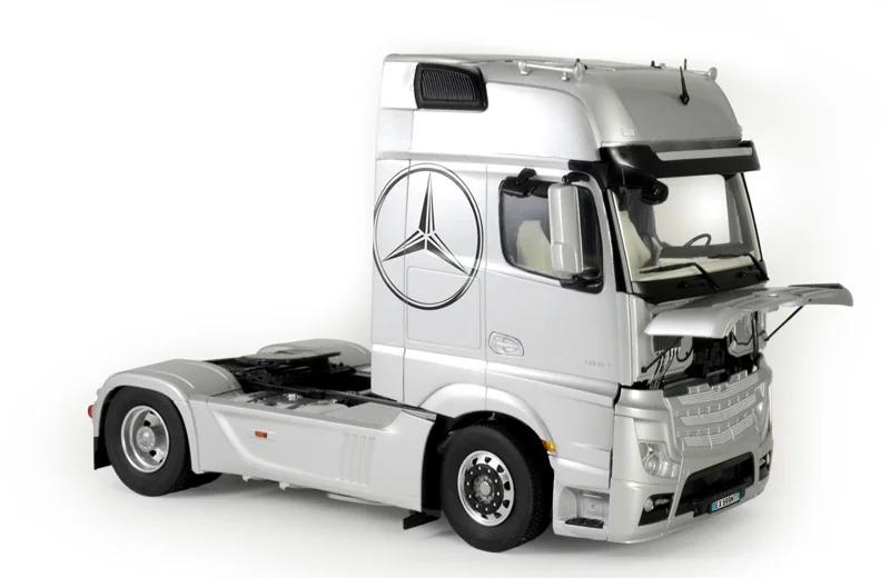 Italeri 1/24 Mercedes Benz Actros Mp4 Model Kit — official product photo 6